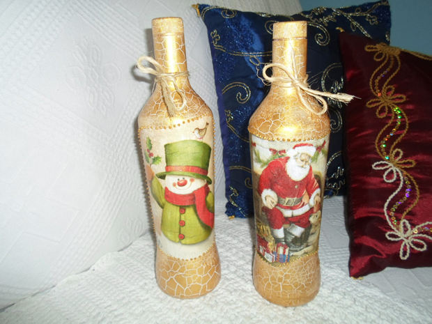 decoração de garrafa com enfeites natalinos
