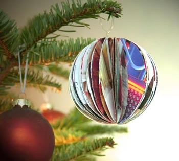 Bolas de Natal com materiais reciclados