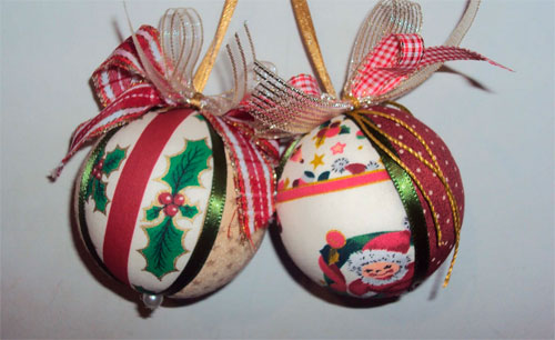 Bolas de Natal com materiais reciclados