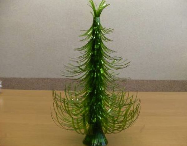 Faça esta simpática árvore de Natal pequena com garrafa pet para decorar o seu lar de forma sustentável (Foto: gourmetfarms.com.ph)