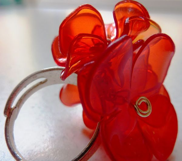 Anel de flor de garrafa pet é lindo e barato (Foto: craftandfun.com)