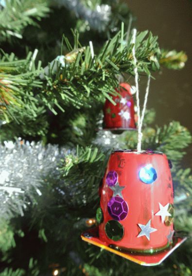 Enfeite para Árvore de Natal com Copos de Iogurte