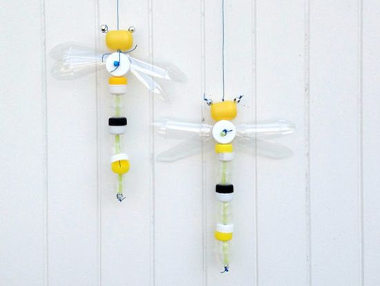 Esta simpática libélula de material reciclável vai fazer o maior sucesso em sua casa (Foto: handmadecharlotte.com)