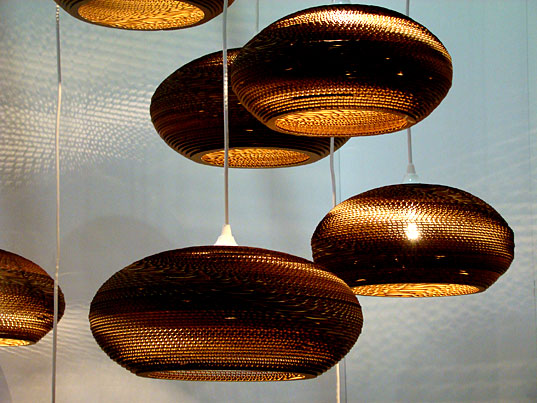 Luminárias feitas de papelão podem sim, serem sofisticadas e requintadas (Foto: inhabitat.com)