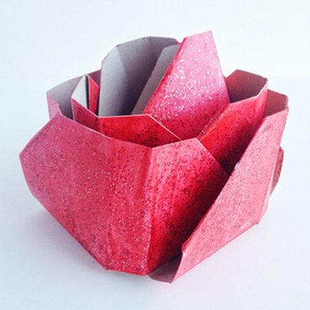 Esta rosa de papelão reutilizado pode ter a cor que você quiser (Foto: thesoutherninstitute.com) 