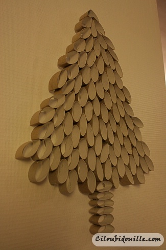 Árvore de Natal de Parede Feita com Rolo de Papel Higiênico Árvore de Natal de Parede Feita com Rolo de Papel Higiênico