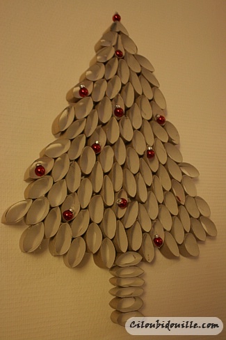 Árvore de Natal de Parede Feita com Rolo de Papel Higiênico Árvore de Natal de Parede Feita com Rolo de Papel Higiênico