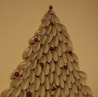 Árvore de Natal de Parede Feita com Rolo de Papel Higiênico