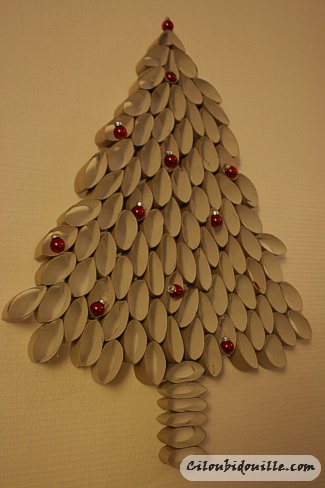 Invista em árvore de Natal de parede feita com rolo de papel higiênico, que é linda e sustentável (Foto: ciloubidouille.com) 
