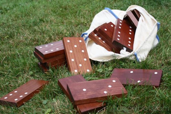 Sua família vai se unir ainda mais se você fizer um jogo de dominó reciclado para jogarem todos juntos (Foto: 1dogwoof.com)                   
