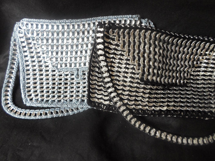 Como fazer bolsa de lacre de latinha passo a passo Lindas Bolsas Feitas Com Lacres De Latinha E Croche Lacres De Latinhas Artesanato Com Tampa De Refrigerante Artesanato De Guia