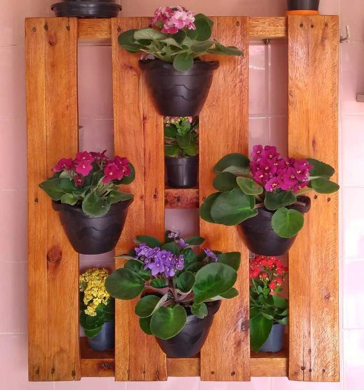 jardim vertical de pallet com flores