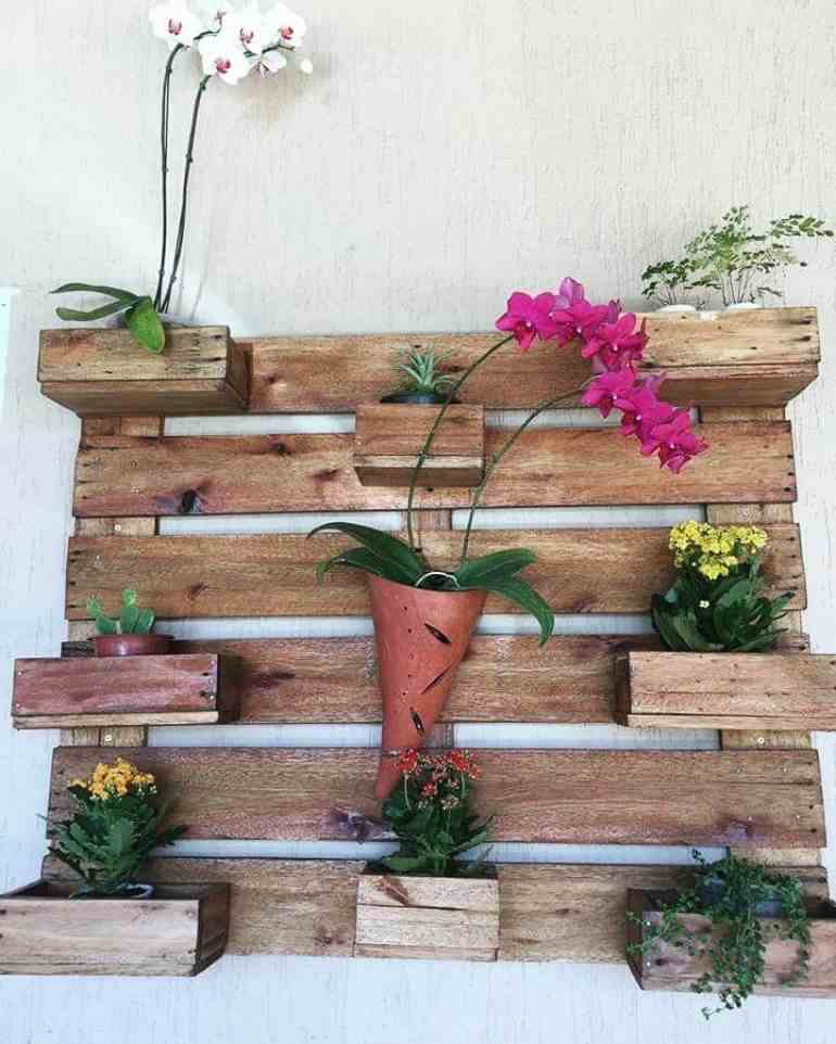 Jardim vertical de pallet: dicas de como fazer e quais plantas usar