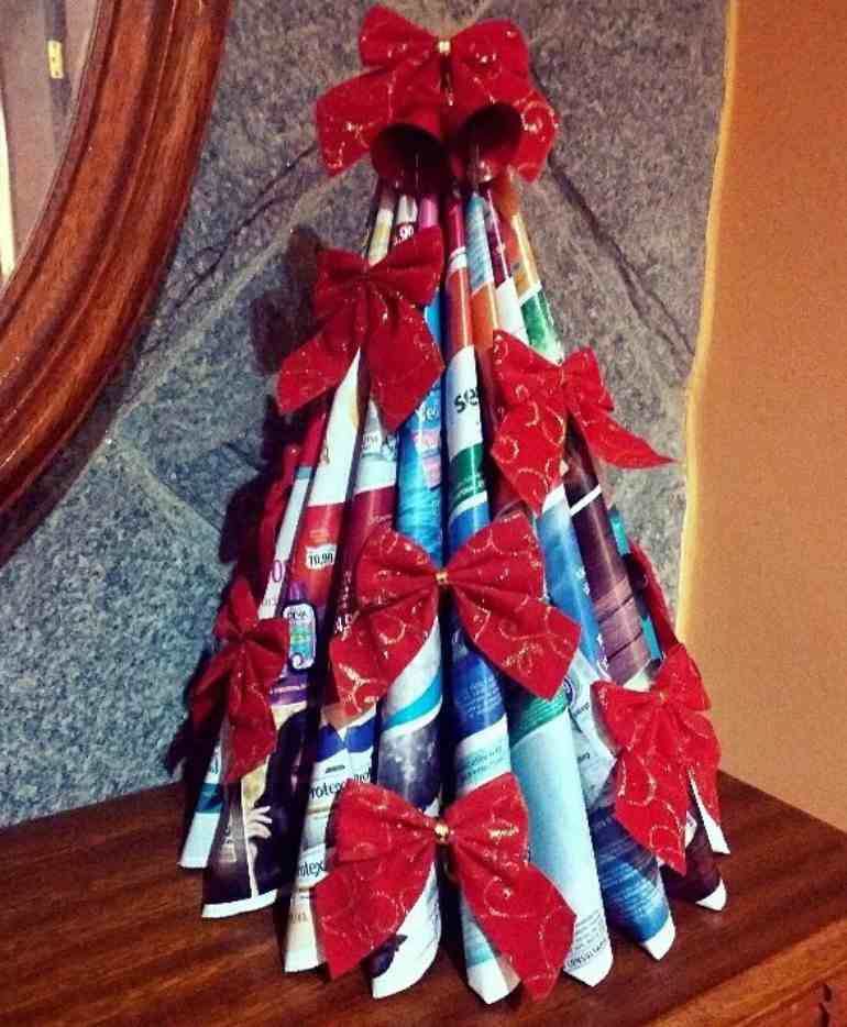 Árvore de Natal de papel de revista com laços