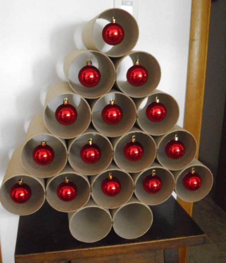 Árvore de natal com rolos e bolas decorativas vermelhas