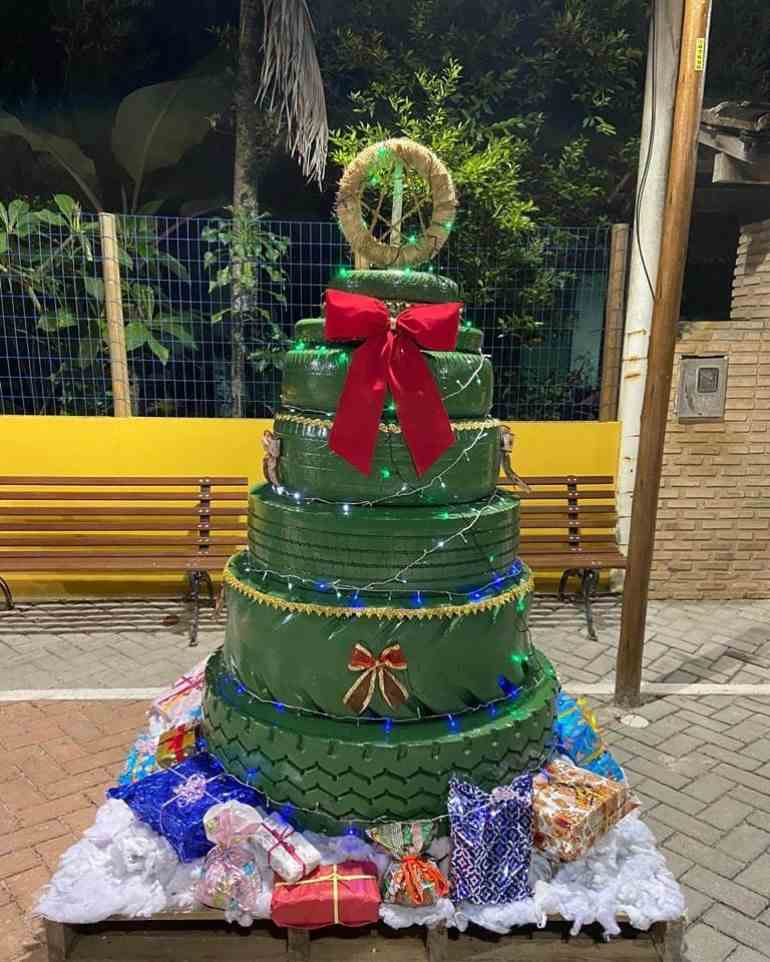 Árvore de natal com caixas redondas papelão