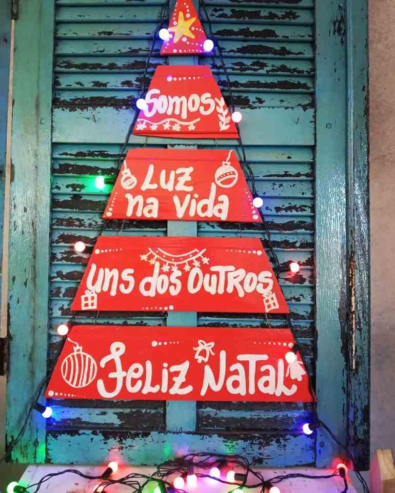 Árvore de natal vermelha pintada