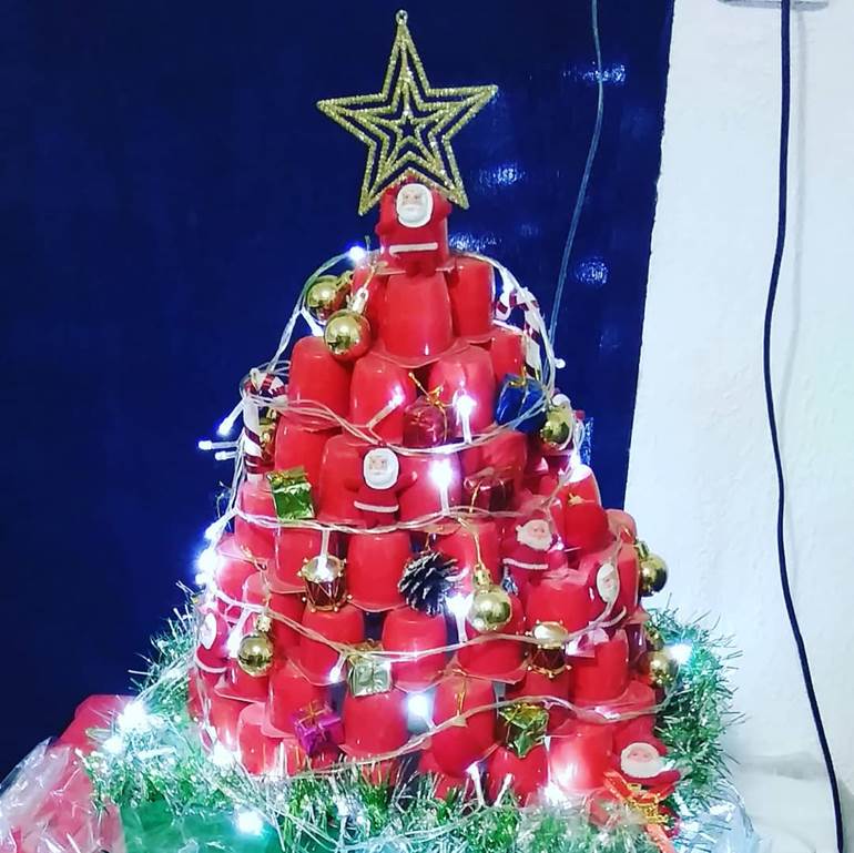 Árvore de natal como copo descartável vermelho