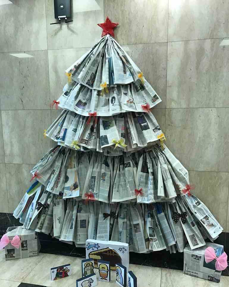 Árvore de natal com jornal e estrela vermelha